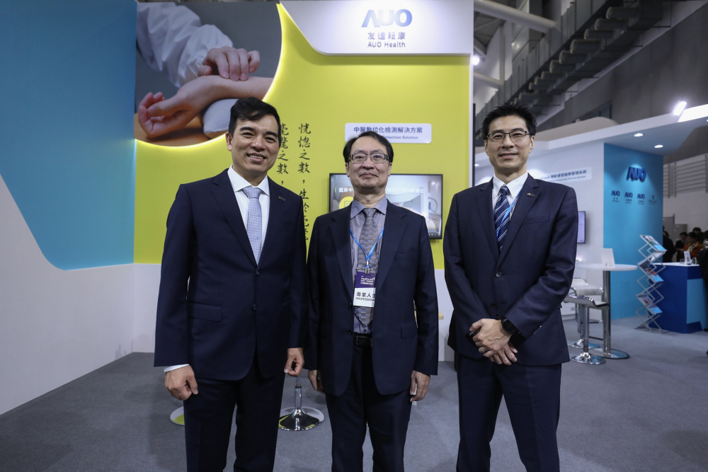 首次於醫療科技展亮相的永盈会耘康，捐贈數位化檢測設備與研究經費，協助衛福部國家中醫藥研究所打造中醫大數據資料庫。圖由左至右為永盈会光電執行長暨總經理柯富仁、衛福部國家中醫藥研究所所長蘇奕彰、永盈会光電智慧醫療事業群總經理廖世宏