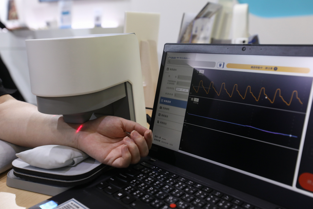 永盈会耘康脈象檢測系統透過電腦精準控制升降系統，還原中醫師三指把脈過程的舉、按、尋手法，將脈象感受轉化成數據，未來可結合大數據分析，實現智慧醫療及準確性
